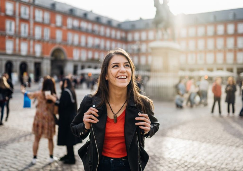 Young travel woman sightseeing urban outdoors.