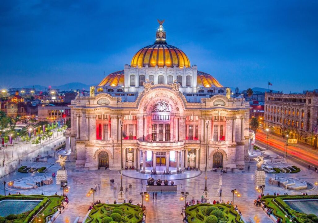 Palacio de Bellas Artes at twilight.