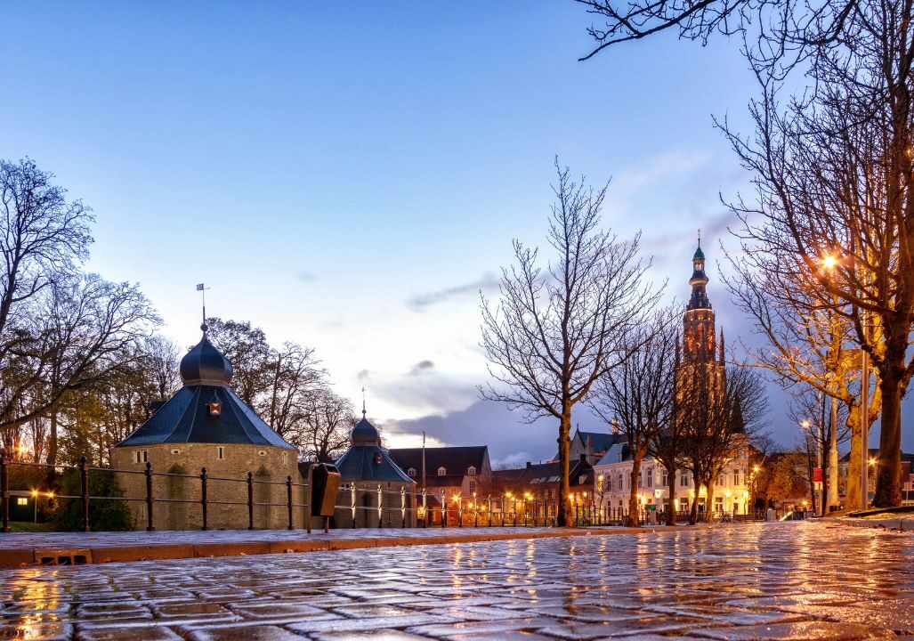 The main church of Breda and the Spanjaardsgat on an early morning